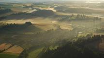 Olešnický farář Pavel Lazárek létá na paraglidingovém křídle a fotografuje krajinu.