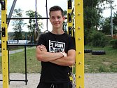 Sedmnáctiletý Martin Matuška z Blanska se věnuje workoutu. S přáteli založil komunitu No Gravity.