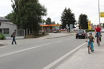 Silnice v blanenské ulici v Poříčí, kterou je podle některých chodců často obtížné překonat. V budoucnu by tu místo neschváleného přechodu mohlo vyrůst aspoň místo pro přecházení.
