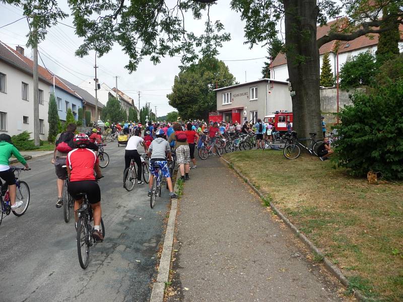 Čtyři sta startovních čísel a drobností pro účastníky připravili letos pořadatelé cyklovýletu Okolo Malé Hané. Ani zdaleka to ale nestačilo. Na šestý ročník akce totiž v sobotu přijelo rekordních šest stovek cyklistů. Obce mikroregionu Malá Haná se v pořá