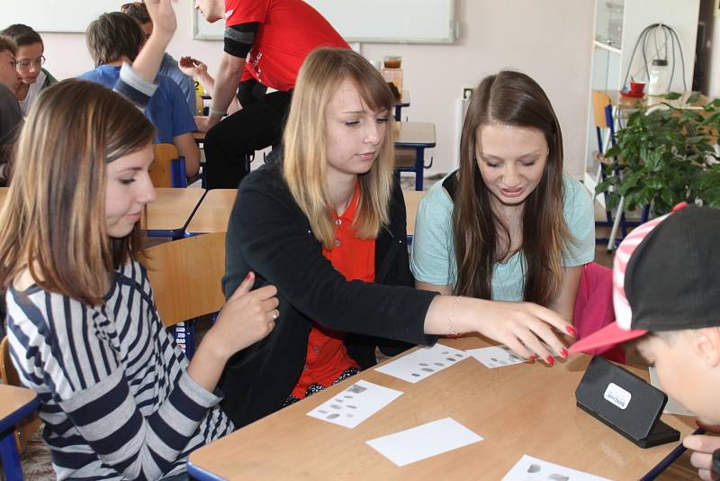 Netradiční hodina chemie, kterou rájeckým gymnazistům předvedli studenti Vysoké školy chemicko-technologické v Praze.