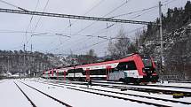 Čtyřvozový nízkopodlažní vlak Moravia má po premiéře pauzu. Dvě kratší soupravy poničili sprejeři (na snímku jedna z poškozených souprav). Se souhlasem Martina Bezdíčka