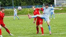 Blanenští fotbalisté (v červeném) na závěr sezony vyhráli nad Prostějovem 2:1.