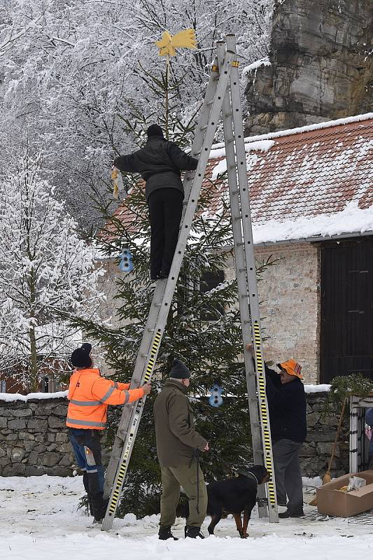V osadě Josefov nedaleko Býčí skály v Moravském krasu zdobili místní v sobotu vánoční strom. K němu dali i betlém s Ježíškem.