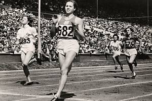 Olga Oldřichová rozená Šicnerová. Vítězný rozběh na sto metrů na Olympiádě v Londýně.