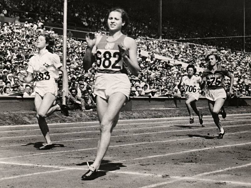 Olga Oldřichová rozená Šicnerová. Vítězný rozběh na sto metrů na Olympiádě v Londýně.