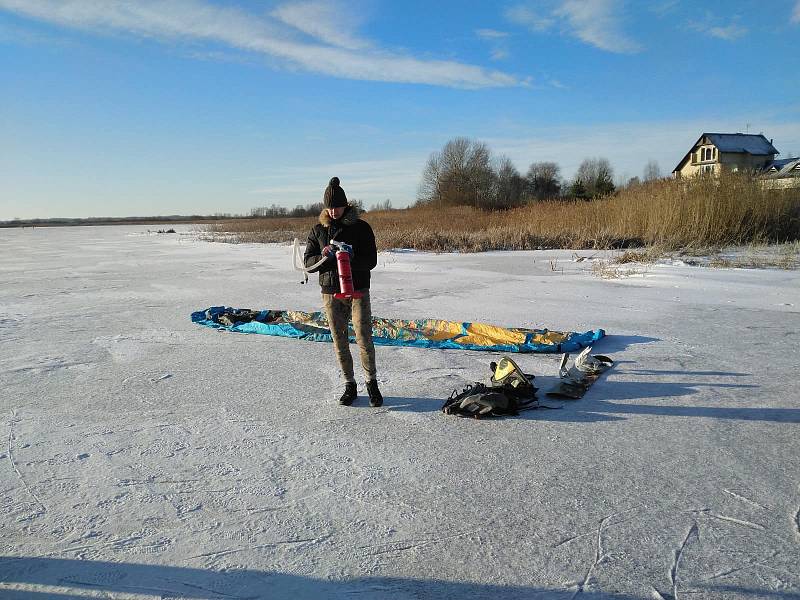 Kvůli bezvětří si nikdo ze studentů nemohl vyzkoušet netradiční zimní sport ice kiting. Nicméně studenti se s tímto sportem seznámili alespoň teoreticky.