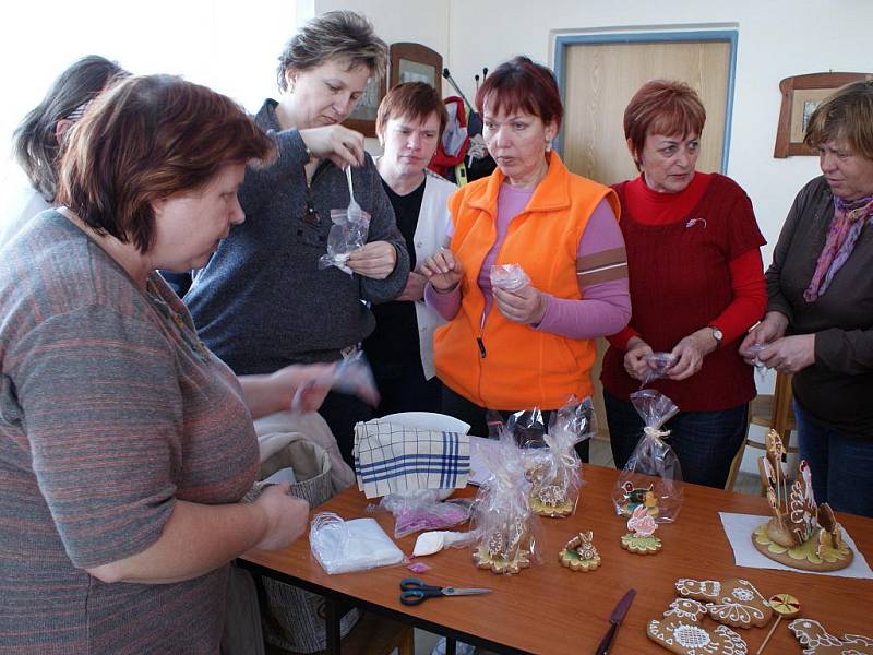 Základní organizace Českého svazu včelařů ve Velkých Opatovicích uspořádala kurz zdobení medového pečiva velikonočními motivy.