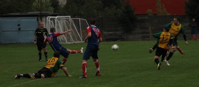 Fotbalisté Ráječka porazili v derby Blansko 2:0.