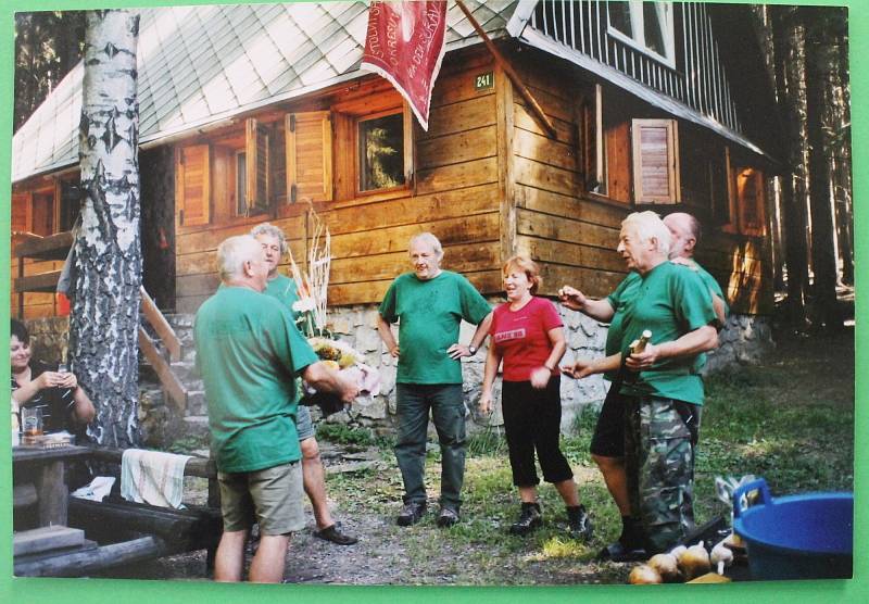 Kroniky, zvadla, pamětní dřevěné placky nebo fotografie. To vše si prohlédnou v těchto dnech návštěvníci Městské knihovny Blansko, kde je otevřená výstava věnovaná trampingu na Blanensku. Zájemci ji mohou navštívit až do čtvrtého prosince.