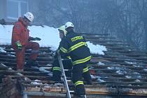 Zborcení střechy na rodinném domku poblíž zahradnictví v Lipovci na Blanensku. Na místě zasahovali hasiči, nikdo se nezranil.