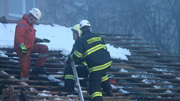 Zborcení střechy na rodinném domku poblíž zahradnictví v Lipovci na Blanensku. Na místě zasahovali hasiči, nikdo se nezranil.