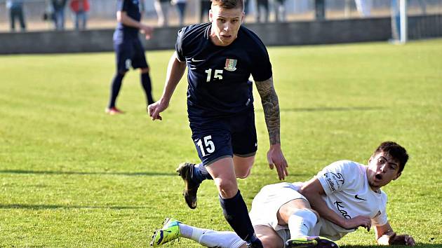 Ve druhém jarním kole divize D fotbalisté Blanska (tmavé dresy) porazili Sokol Lanžhot 3:1.