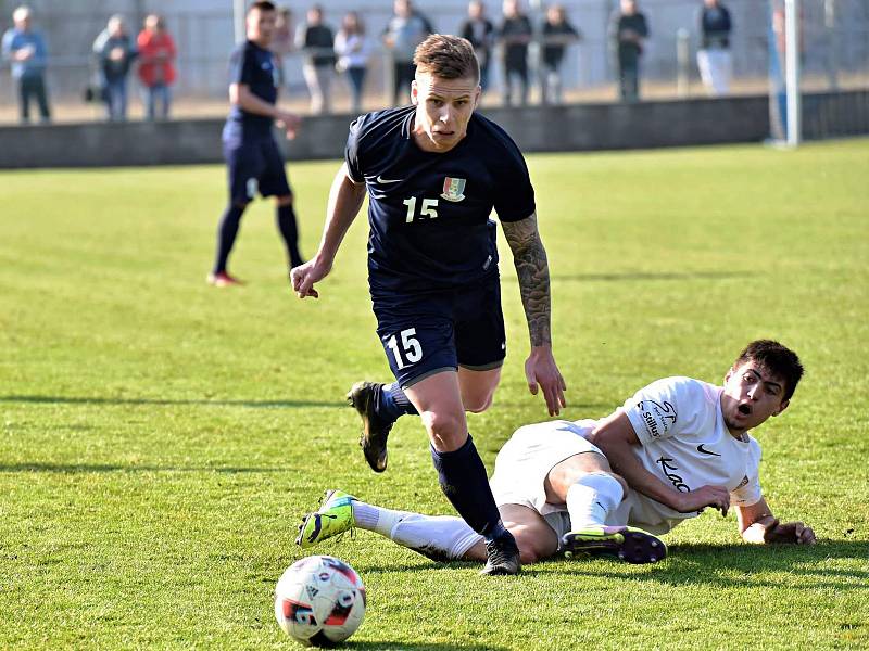 Ve druhém jarním kole divize D fotbalisté Blanska (tmavé dresy) porazili Sokol Lanžhot 3:1.