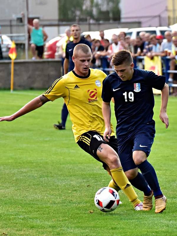 V utkání 3. kola divizní skupiny D porazil FK Blansko (modré dresy) Slovan Rosice vysoko 4:0.