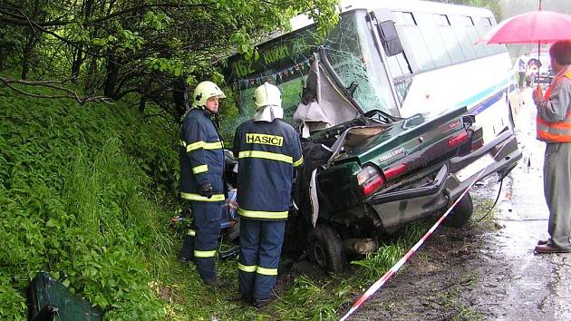 V pondělí ráno přibližně v půl šesté došlo ke srážce linkového autobusu z Tišnova s osobním automobilem na silnici I/43 z Brna do Svitav u Černé Hory. Po nehodě zůstalo na místě pět lehce zraněných lidí. Řidič auta náraz nepřežil.