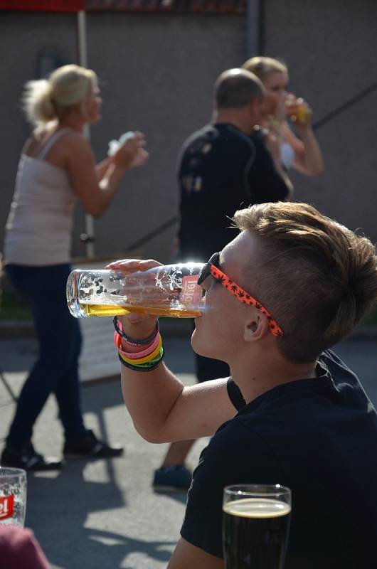V Okrouhlé v sobotu soutěžili v pití piva na čas. Pořádali tam sedmnáctý ročník Okrouhleckého tupláku.