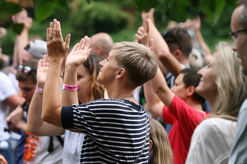 Zámecký park v Blansku ovládl v sobotu už počtvrté hudební festival Morava Park Fest. Na pódiu vystoupila například zpěvačka Anna K, Jiří Macháček se skupinou Mig 21 nebo kapela Wohnout.