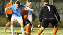 V utkání krajského přeboru fotbalistů porazily první Boskovice (modré dresy) poslední Vojkovice 5:0.