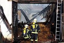Požár střechy rodinného domu a hospodářské budovy v Černovicích na Blanensku.