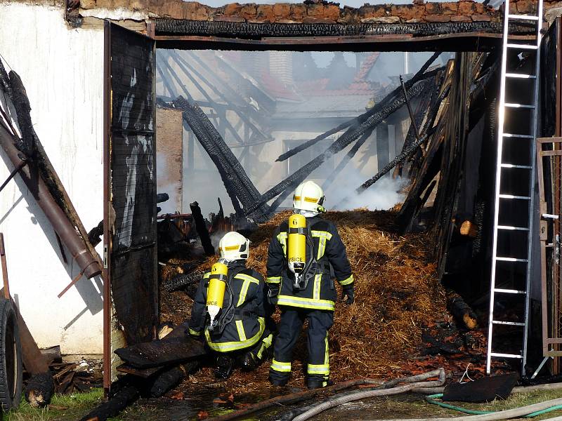 Požár střechy rodinného domu a hospodářské budovy v Černovicích na Blanensku.