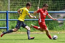 Fotbalisté Blanska (v červeném) v prvním kole MSFL prohráli doma s Kroměříží vysoko 0:5.