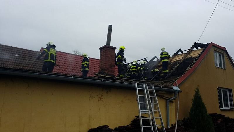 Požár rodinného domu likvidovali hasiči v pátek v Šebetově na Blanensku.