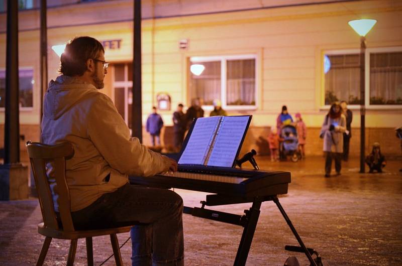 V Blansku se koledy zpívaly na Rožmitálově ulici. Lidé si je notovali se zpěváky ze sboru Martini Band. 