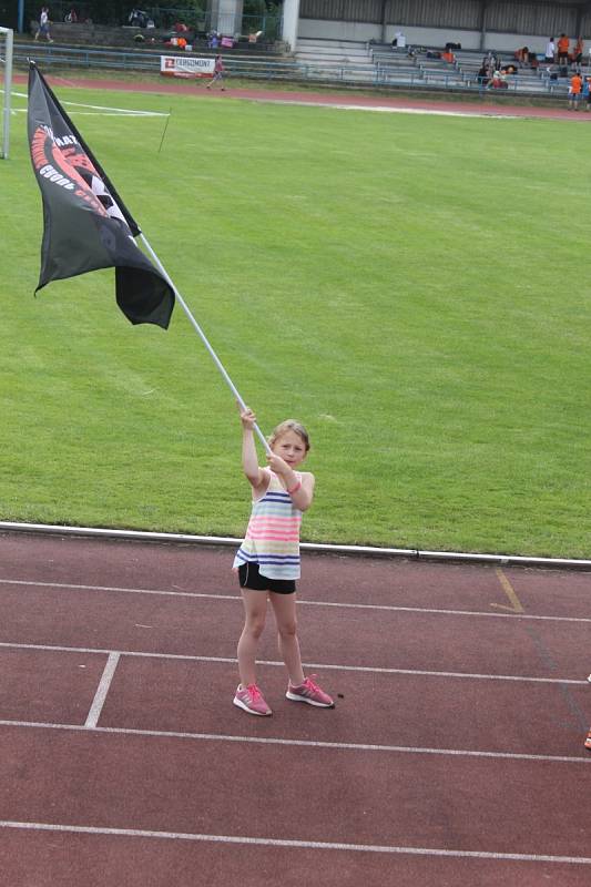 Čtyřiadvacehodinová štafeta dobrovolníků, kteří chtějí zdravotně handicapovaným lidem splnit přání. To je čtvrtý ročník akce You Dream We Run, která se od pátku do soboty koná na stadionu ASK v Blansku.