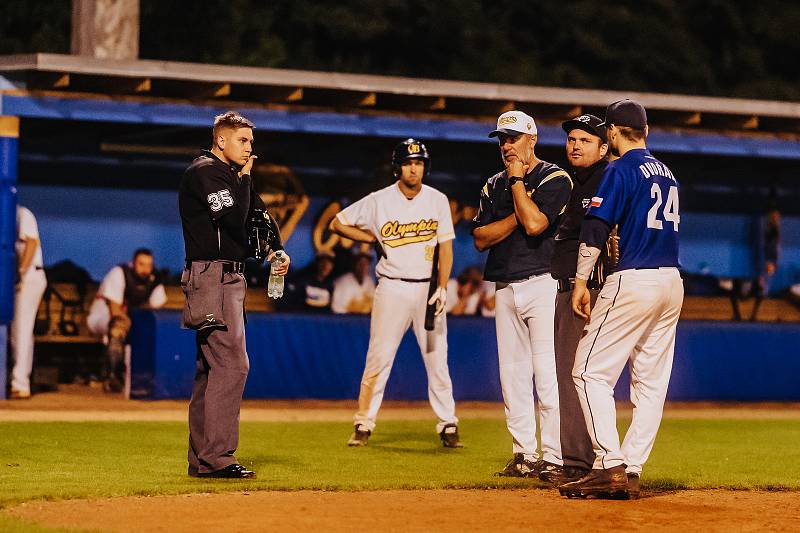 Blanenští baseballisté (v bílém) se zachránili v české extralize, když porazili tým Sokolu Hluboká.