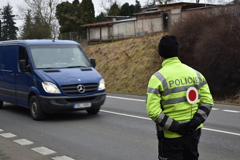 Policisté na Blanensku od pondělí kontrolují dodržování vládního nařízení ohledně omezení pohybu spojené s epidemií koronaviru. Na snímku kontroly u obce Lažany.