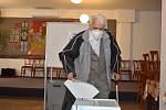 Krajské volby začaly. K urnám mířili v pátek odpoledne v prvních hodinách převážně starší lidé. Na snímcích účast ve volební místnosti v blanenské ulici Dvorská.