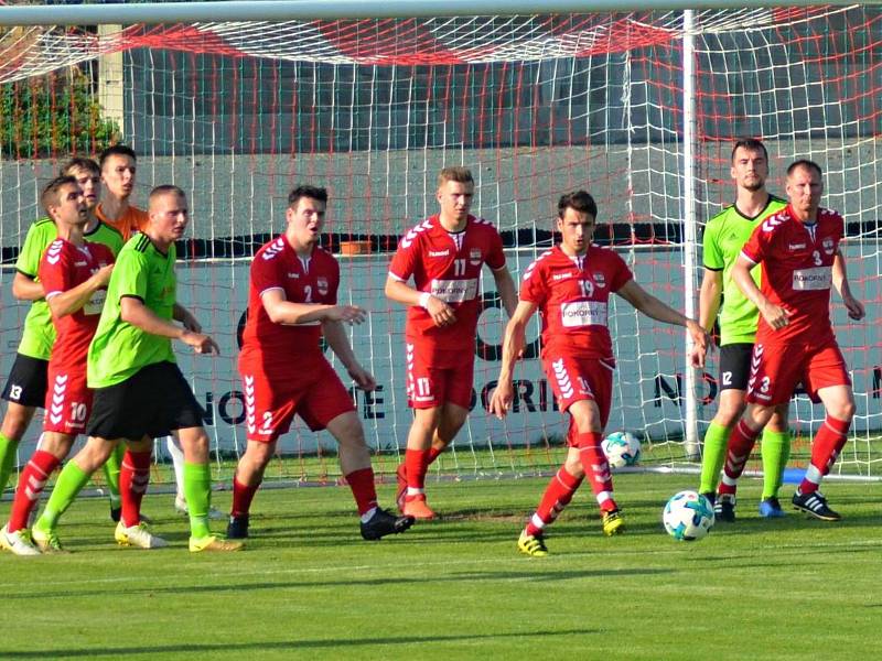 V utkání posledního kola krajského přeboru fotbalistů porazil již jistý vítěz Start Brno (červené dresy) Boskovice 5:2.