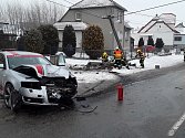 Práce hasičů ve Žďárné po nehodě osobního auta.