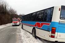 Autobus kvůli nevolnosti řidiče skončil u Sloupu v příkopu. Řidič zemřel.