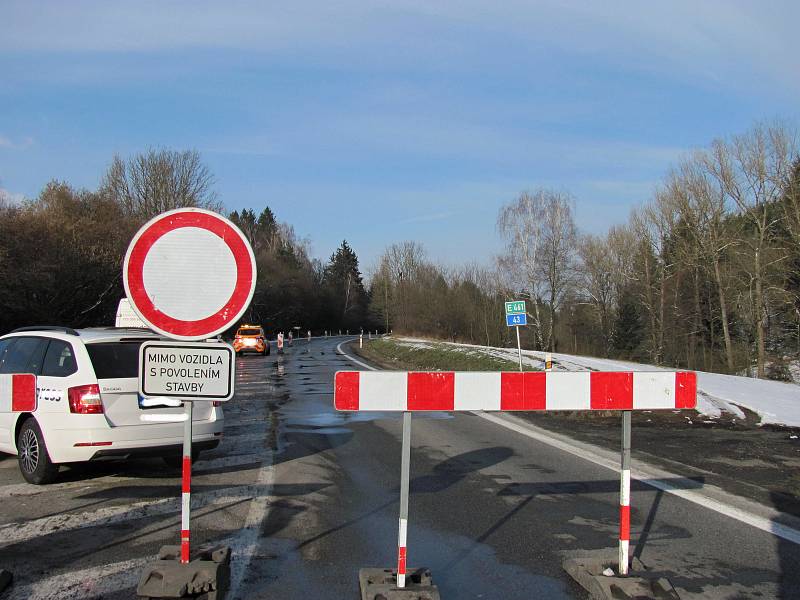 V pondělí odpoledne silničáři zcela uzavřeli most u Černé Hory. Do konce roku povede doprava přes městys.