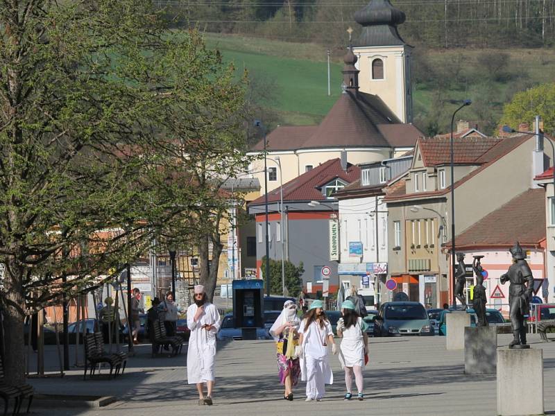 Studenti v Blansku vyrazili do ulic na Poslední zvonění. Na snímcích maturanti z Gymnázia Blansko.