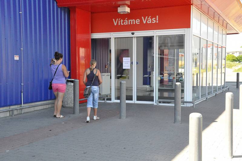 Prodejna Tesco v Boskovicích na Chrudichromské ulici byla v pátek uzavřená.