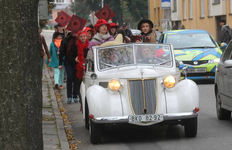 Kateřina Reichová s akordeonem při letošním blanenském festivalu Kolotoč.