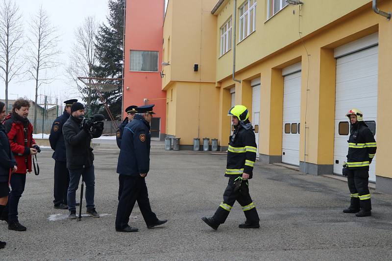 Petr Studený při cestě do práce vytáhl muže z hořícího auta. Poděkovali mu kolegové i nadřízení.