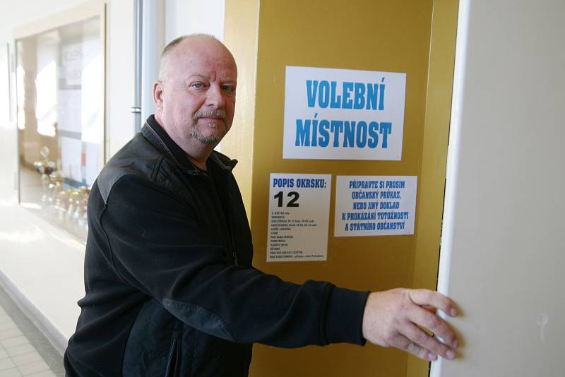 Dosavadní blanenský starosta Ivo Polák hlasoval v budově Základní školy Erbenova.