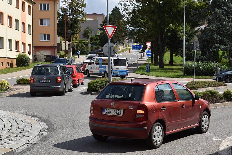 Brzda, spojka, plyn. A tak pořád dokola. Čekání v kolonách, nervy na pochodu. Jedním slovem dopravní peklo. Tak popisují řidiči, které Deník oslovil, současnou dopravní situaci v Blansku. V okresním městě je totiž několik uzavírek na hlavních tazích.