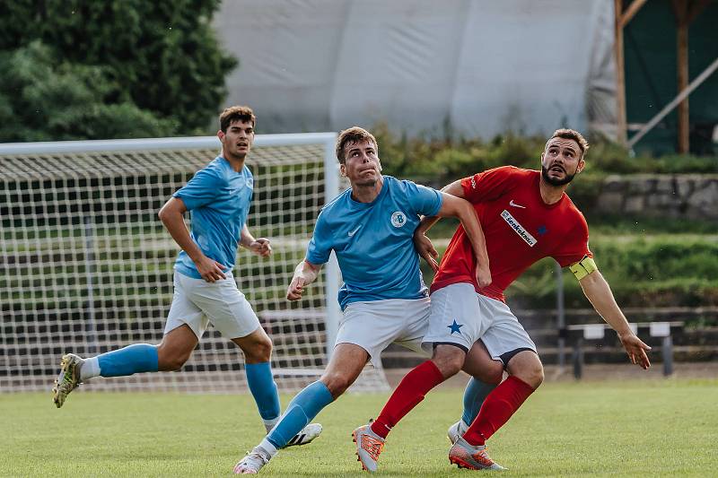 Fotbalisté Boskovic (v modrém) obdrželi na hřišti Moravské Slavie tři branky.