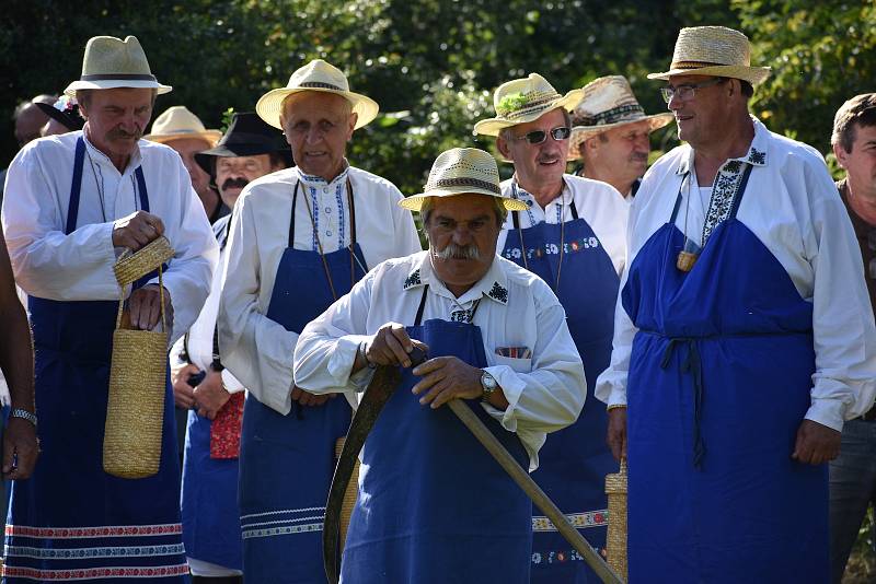 Kloboučské bratrstvo pořádalo už po dvanácté sečení otav. Soutěžilo jedenáct mužů, pět žen a dva junioři.