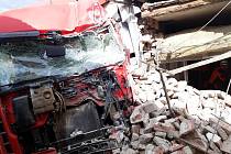 K dopravní nehodě nákladního vozu, který narazil do domu, došlo v Blansku v úterý kolem jedenácté hodiny dopolední.