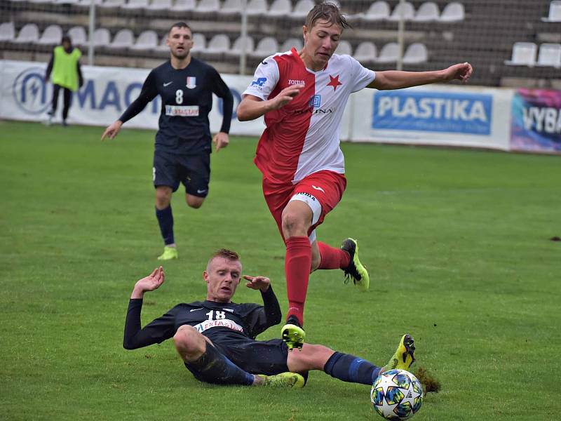 V utkání Moravskoslezské fotbalové ligy SK HS Kroměříž - FK Blansko (modré dresy) branky nepadly.