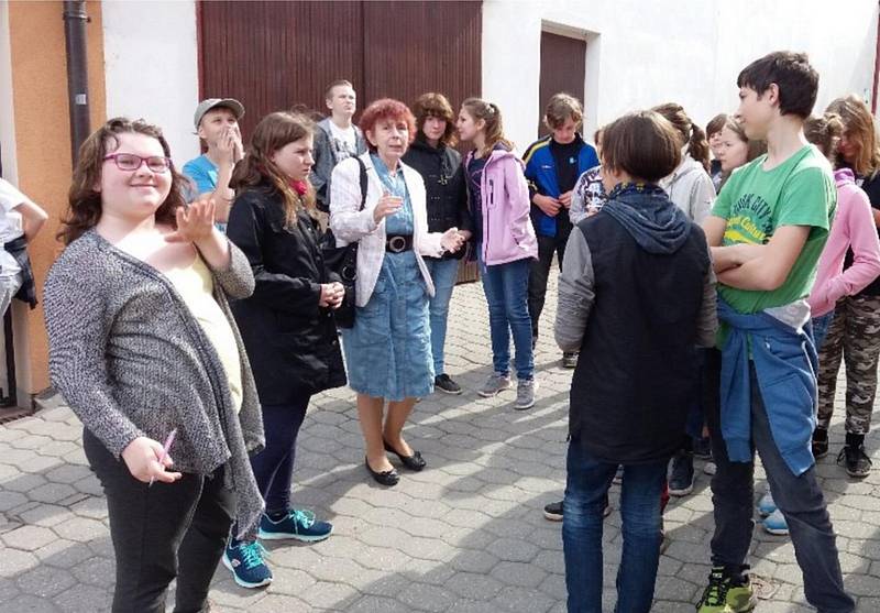 Helena Janíková (uprostřed) se školáky.