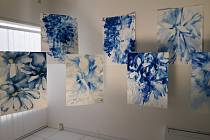 Na výstavě s názvem Jamais vu Eva Juračková představí své obrazy svou tvorbu s květinovou tématikou.