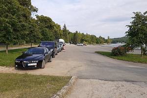 Na centrálním parkovišti u jedovnického rybníka Olšovec se bude nově platit za parkování.