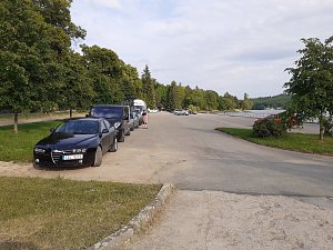 Na centrálním parkovišti u jedovnického rybníka Olšovec se bude nově platit za parkování.